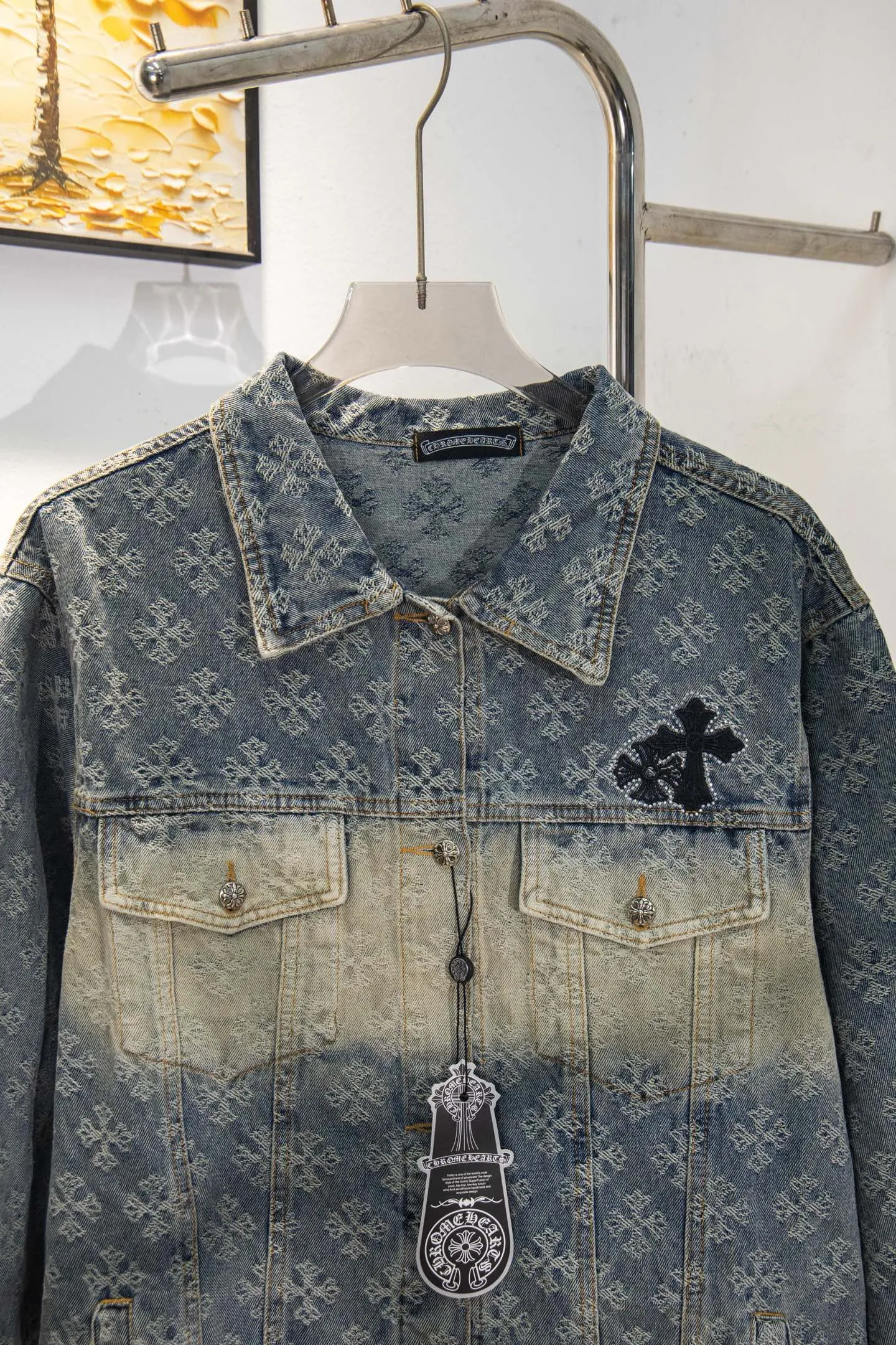P340 Style No.: Y194 ChromeHearts heavy-duty steel-printed classic Sanskrit all-over jacquard hot-drilled denim jacket for men and women. New ChromeHearts Sanskrit printed custom fabric jacket. Gradient color wash, hot-drilled cross denim jacket on the back. A very heavy-duty one. The top is made of heavy weight. Presbyopia is suitable for early autumn outings. The denim fabric can be directly machine washed without deformation. Washing and distressing also give a sense of high-end. Power style wear, follow the photo and mirror. The gradient color is super high-end 💕 Each diamond shines with a unique light, as if telling a fashion story ✨ The steel-printed jacquard adds a three-dimensional and artistic sense, making this jacket instantly unique. Size:s m l xl